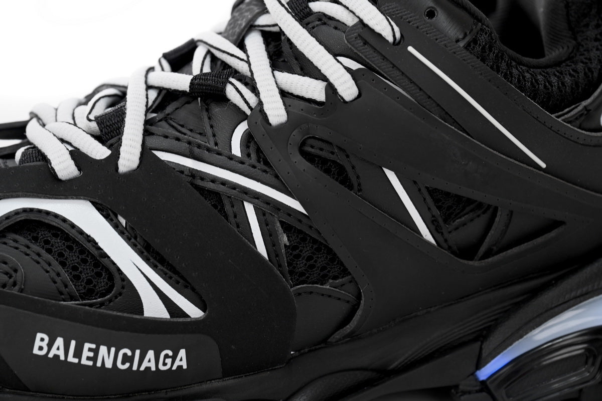 https://images.mrshopplus.com/469800128058134/DTB_proProduct/2024-11-11/542023_w1gb1_2045_balenciaga_track_black_and_white__led__1B5C714B93213.jpg