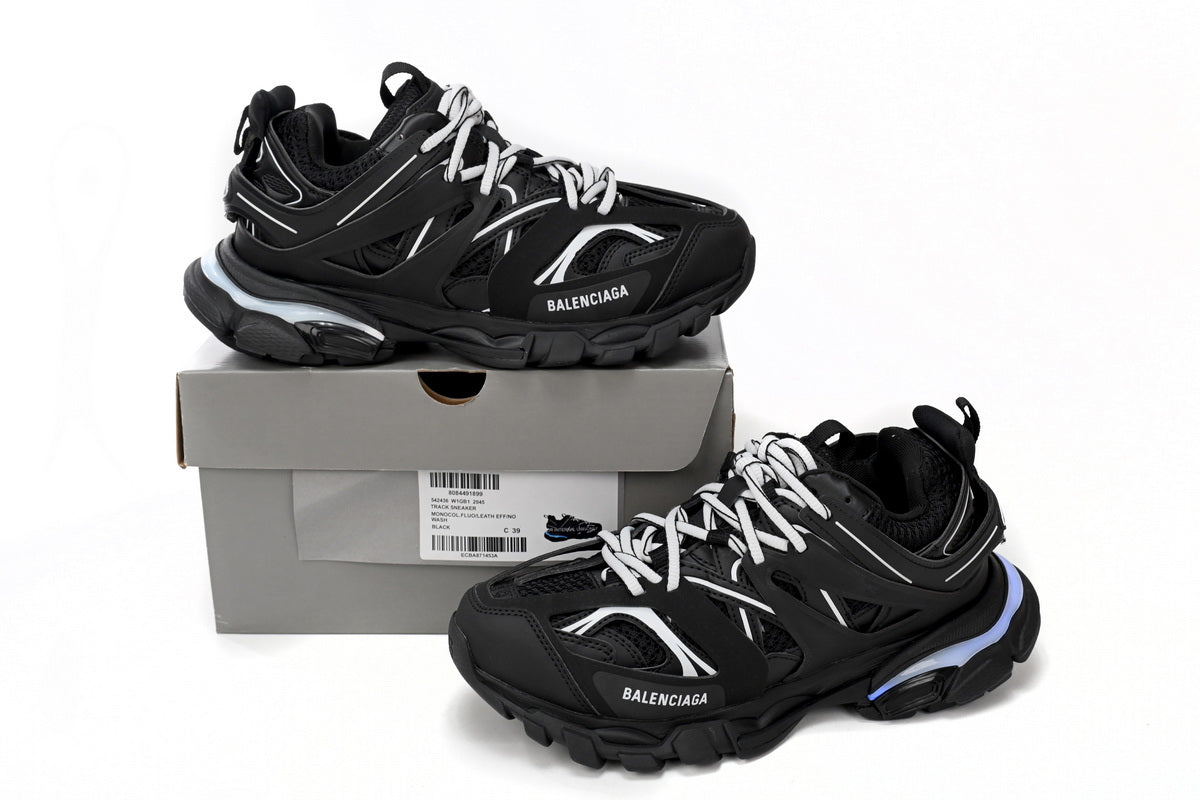 https://images.mrshopplus.com/469800128058134/DTB_proProduct/2024-11-11/542023_w1gb1_2045_balenciaga_track_black_and_white__led__1B5C714D80E1C.jpg