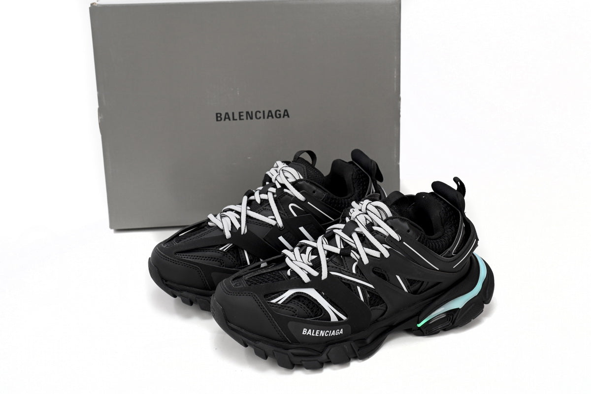https://images.mrshopplus.com/469800128058134/DTB_proProduct/2024-11-11/542023_w1gb1_2045_balenciaga_track_black_and_white__led__1B5C714E34019.jpg