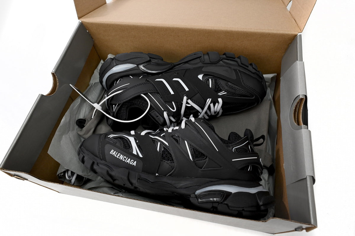 https://images.mrshopplus.com/469800128058134/DTB_proProduct/2024-11-11/542023_w1gb1_2045_balenciaga_track_black_and_white__led__1B5C714EB2913.jpg
