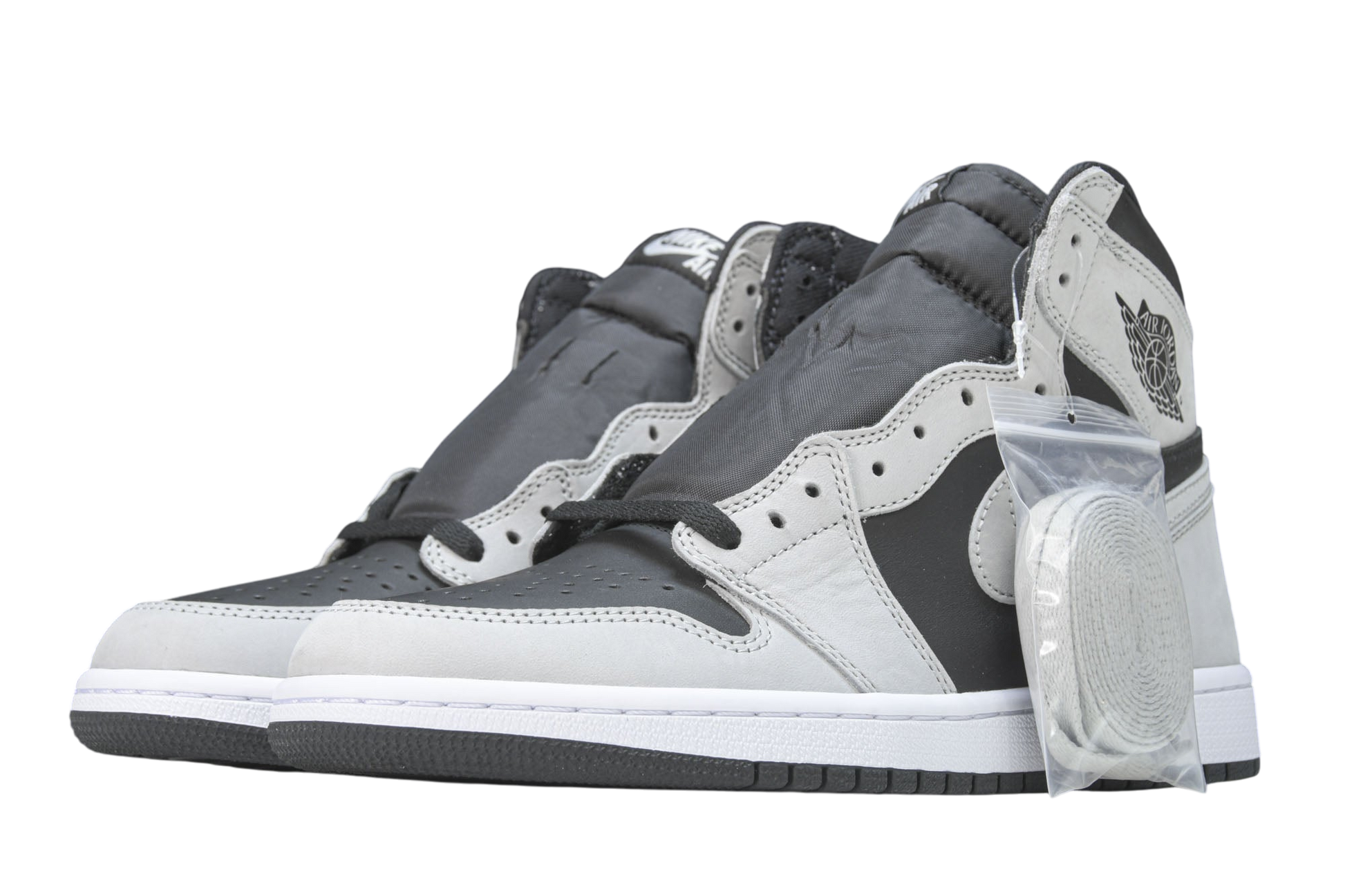 Iconic Air Jordan 1 Retro High 'Light Smoke Grey' Stylish Collector Sneakers
