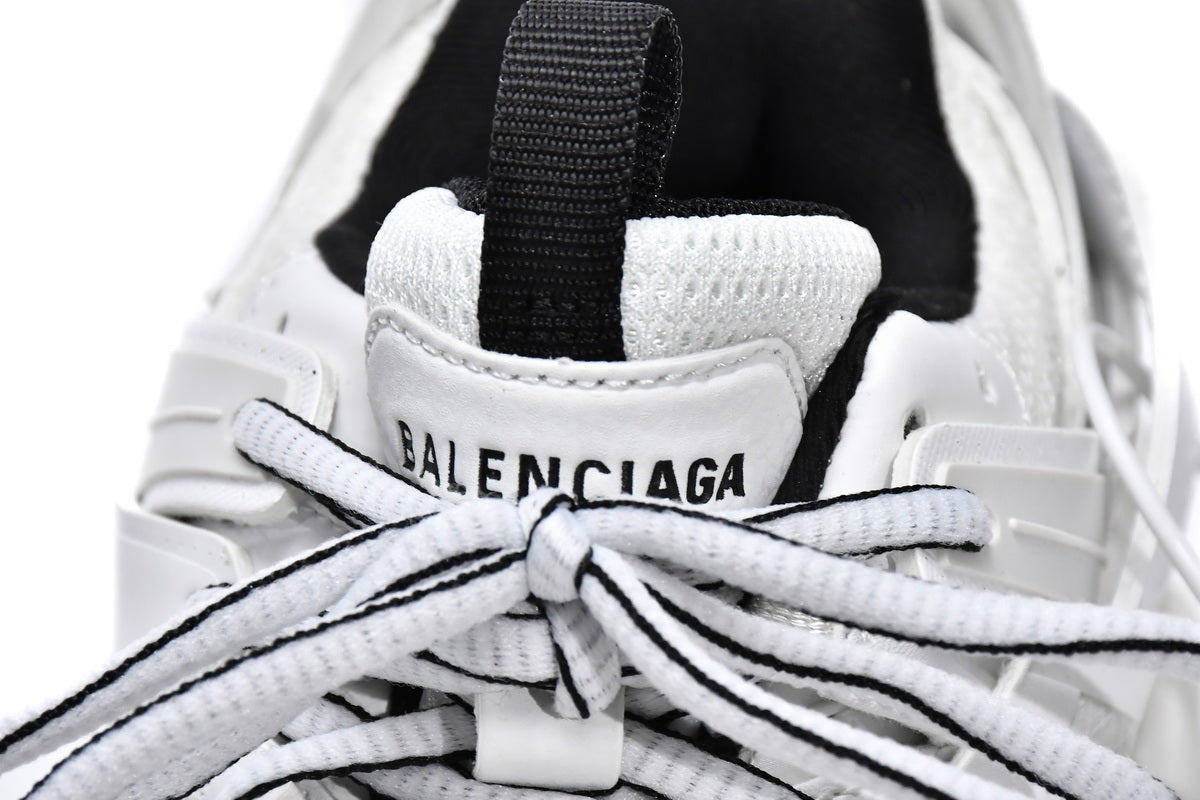 https://images.mrshopplus.com/469800128058134/DTB_proProduct/2024-11-16/balenciaga_track_white_black_542023_w3ac1_9010__led__1B62A75734E18.jpeg